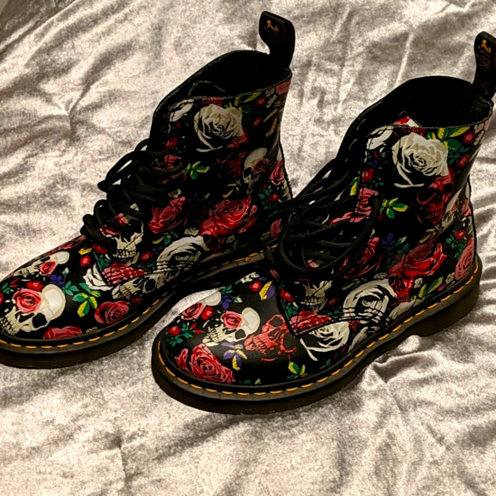 Skull and roses Doc Marten boots!